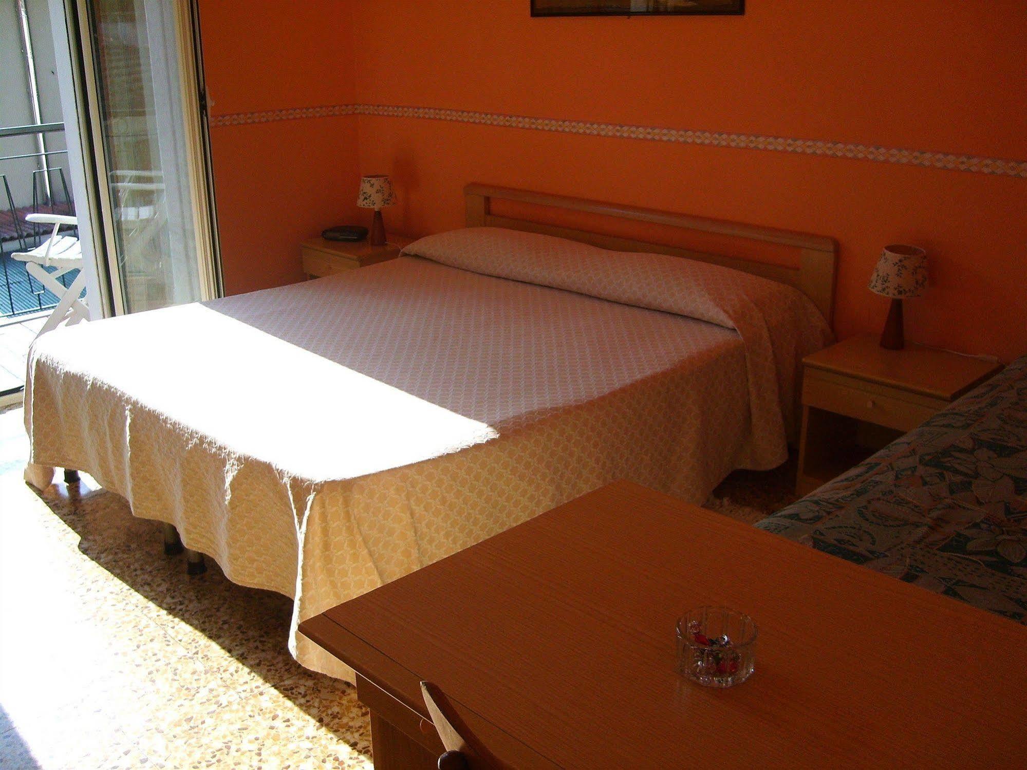 Hotel Elvezia Lake Maggiore Екстериор снимка